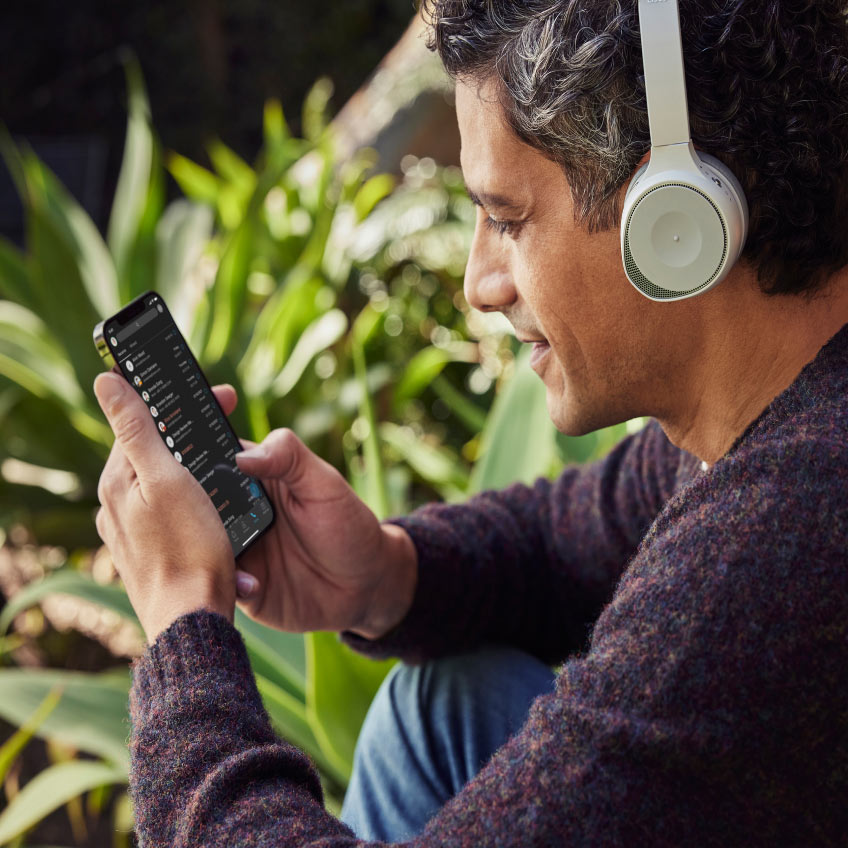 Usuário utiliza o Webex Calling em lugar ao ar livre