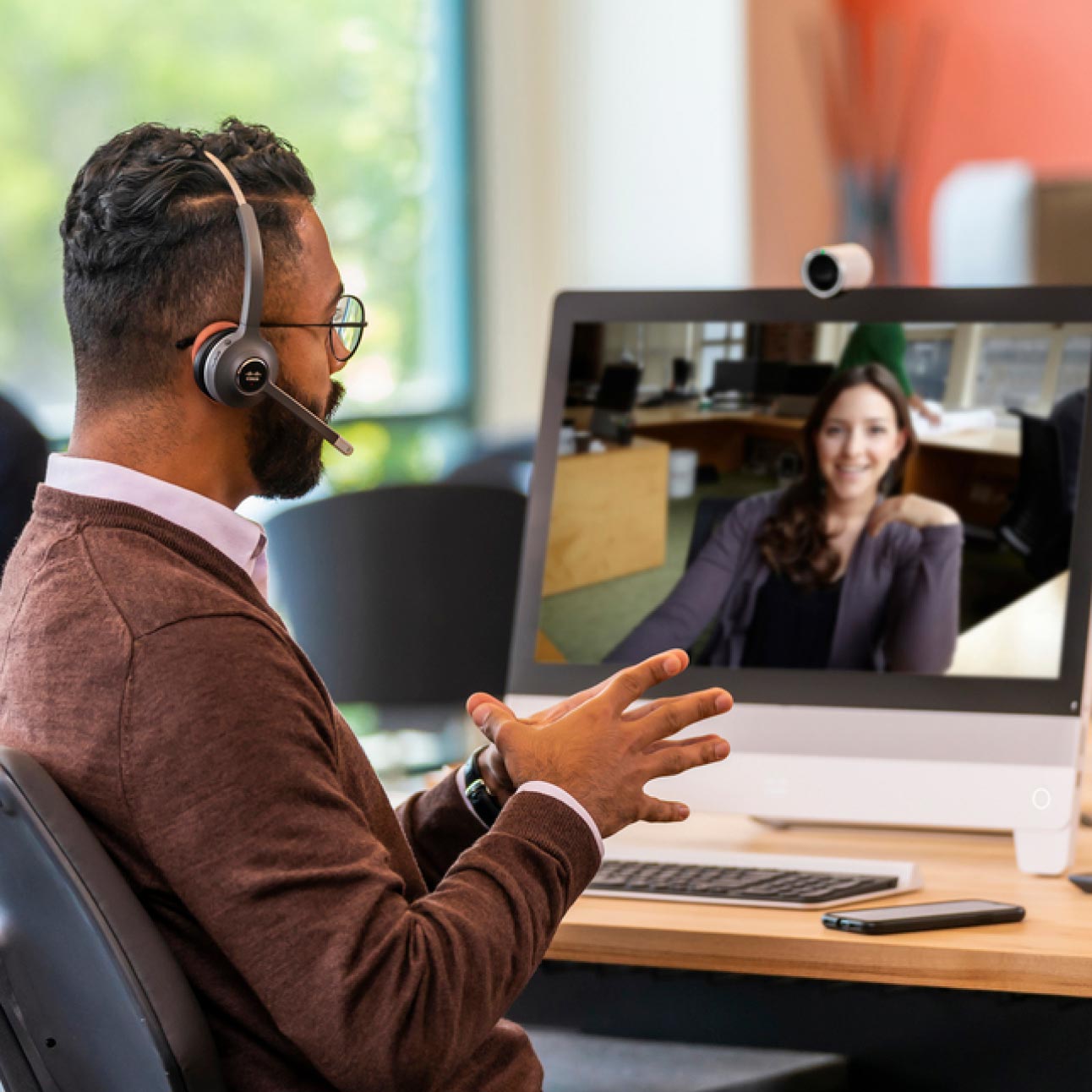 Un agent de service implique les clients grâce à Webex Contact Center