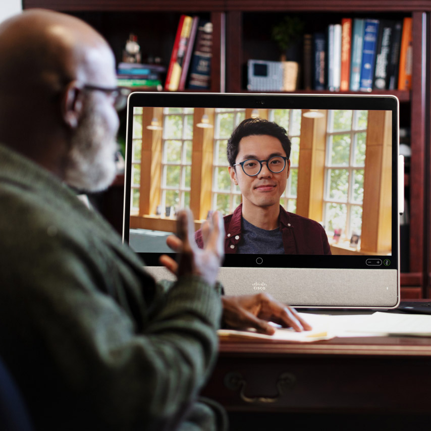 Um professor se reúne com um aluno usando o Webex