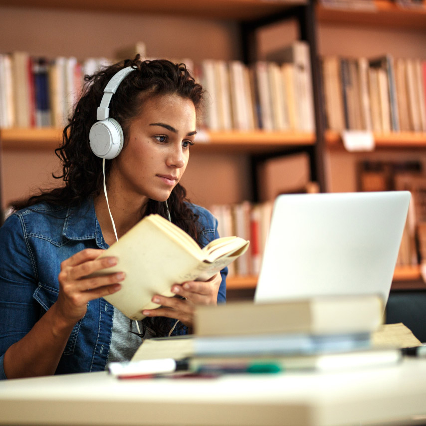 Un étudiant suit un enregistrement sur Webex