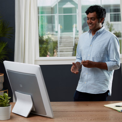 Professor hält mit der Webex Desk-Serie eine Vorlesung