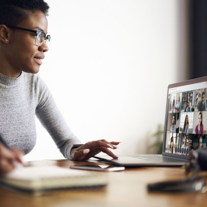 Personne qui communique avec ses collègues à l’aide de Webex