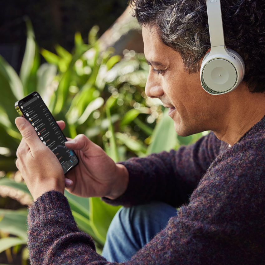 Personne qui partage du contenu à l’aide de l’application Webex