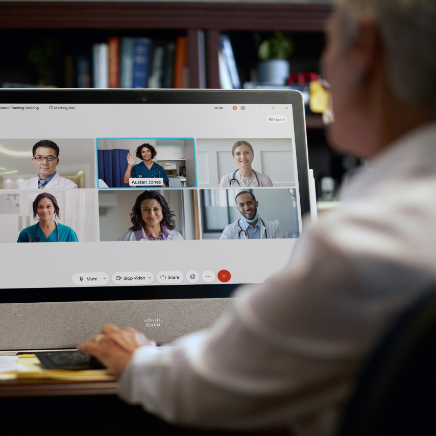 Un médico se conecta con otros profesionales de la salud mediante Webex