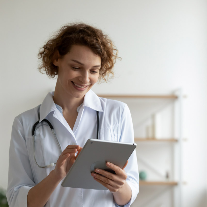 Un profesional de la salud disfruta de la facilidad del sistema centralizado de los servicios de Webex