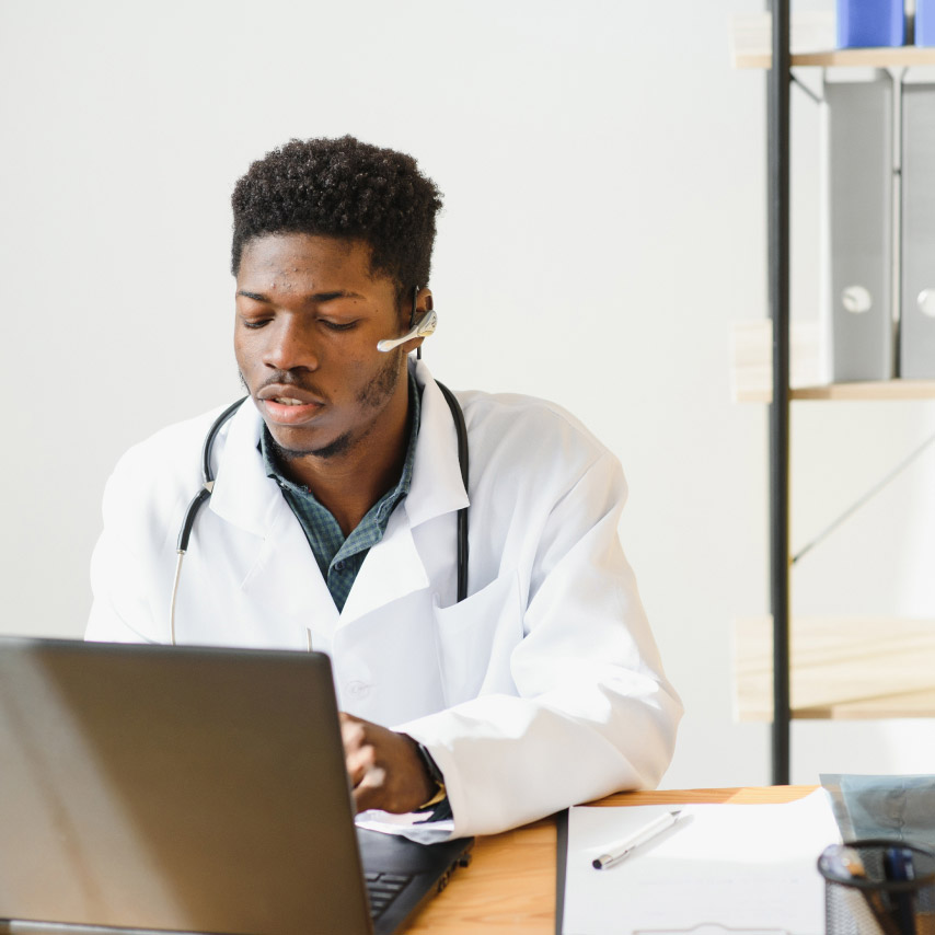 Um médico usa o Webex para atender os pacientes com segurança e proteção