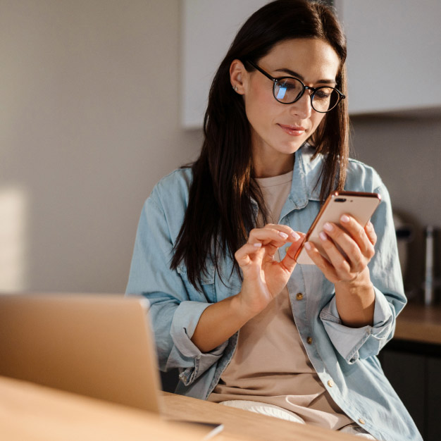 휴대폰으로 Webex 무료 화상 회의 앱을 사용하는 사람.