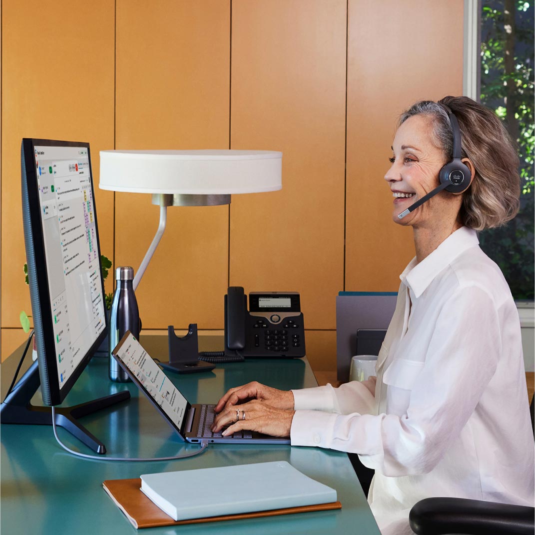 Person nutzt Webex Contact Center