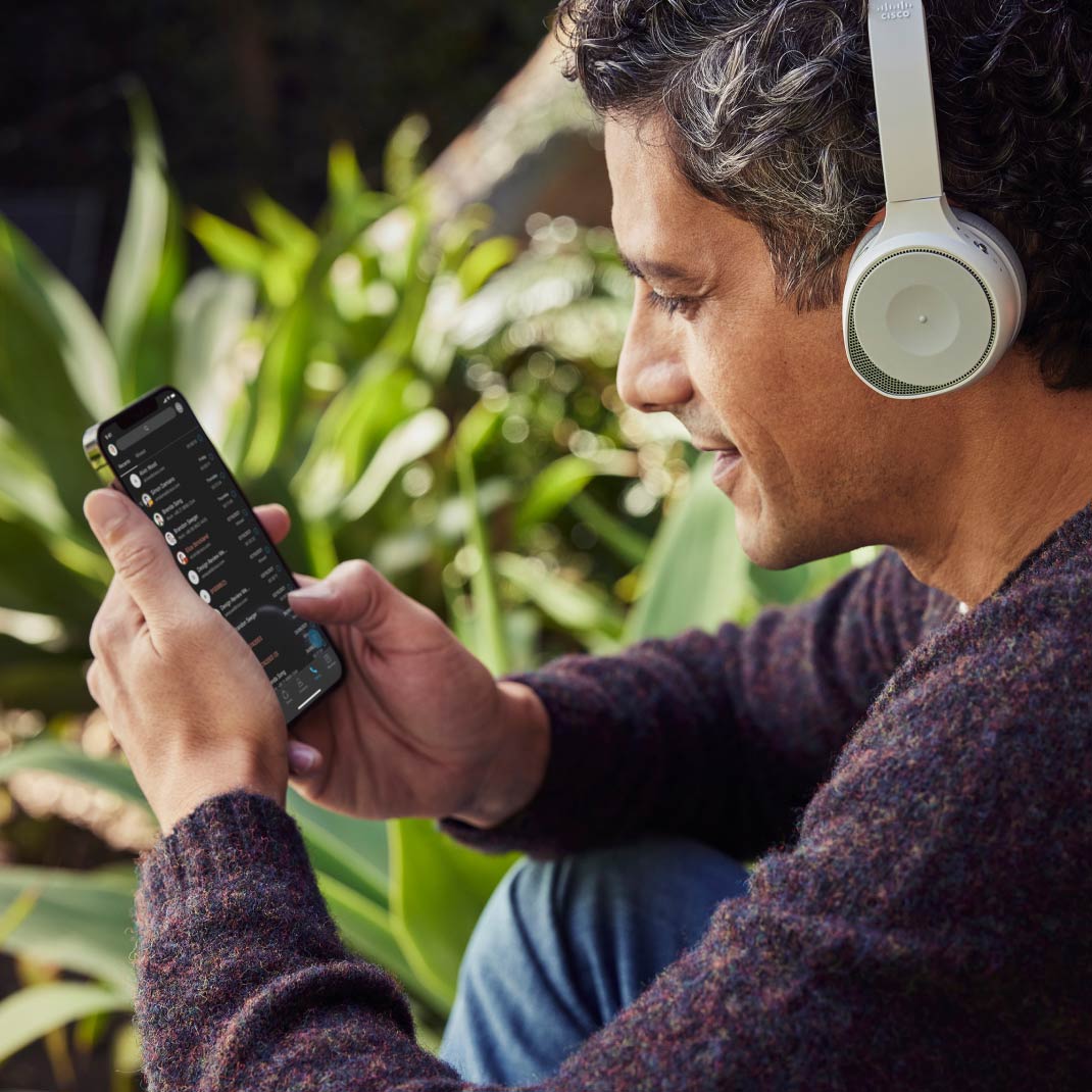 Utilisateur qui profite de Webex Messaging en extérieur