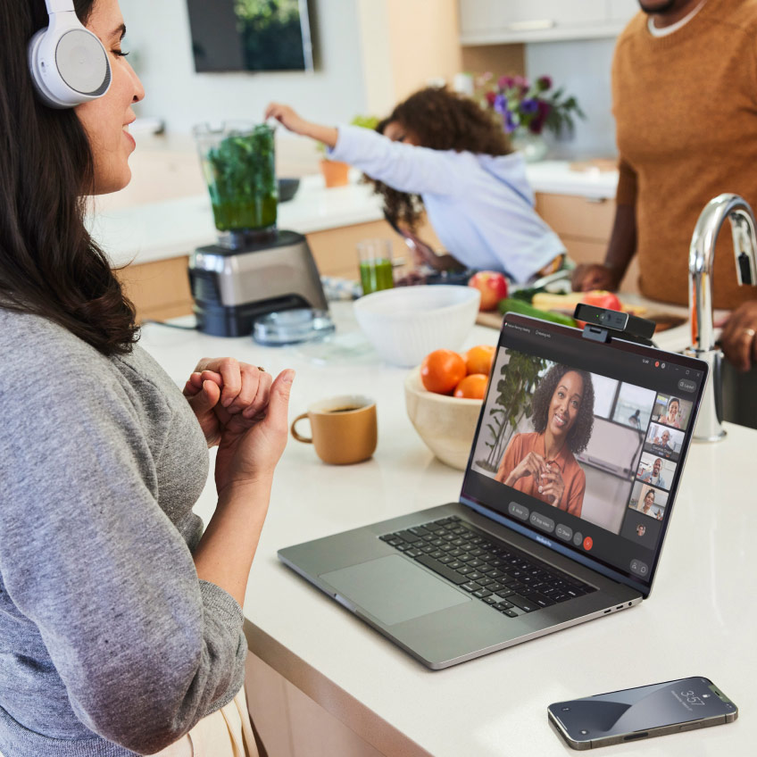 Person genießt das Entfernen von Hintergrundgeräuschen und Stimmen in Webex Meetings