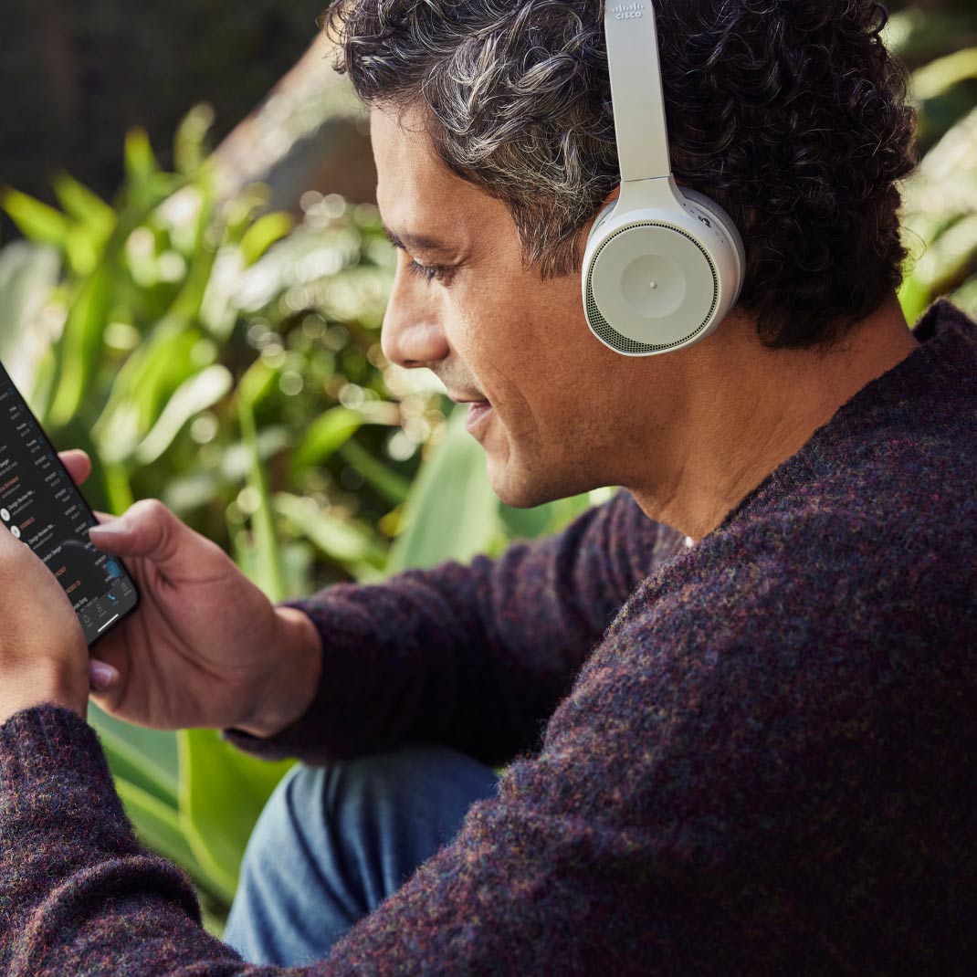 Usuário utiliza o fone de ouvido Cisco