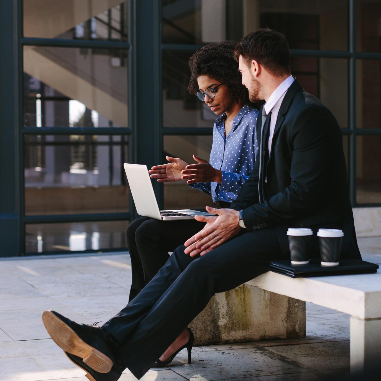 Unas personas disfrutan de conexiones seguras sobre la marcha con Webex