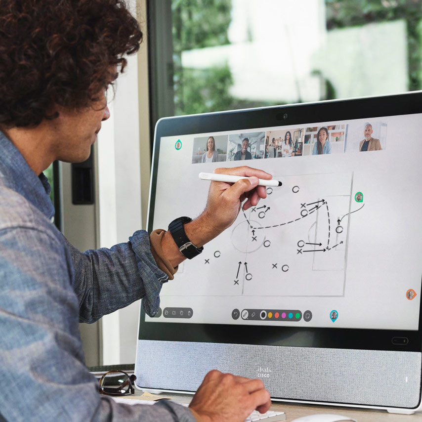 Person nutzt Whiteboards mit Webex