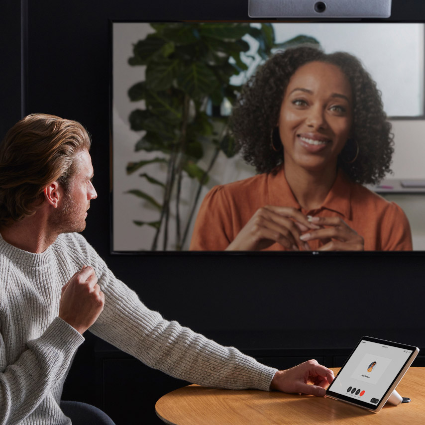 Des collègues ont une discussion en tête-à-tête grâce à Webex