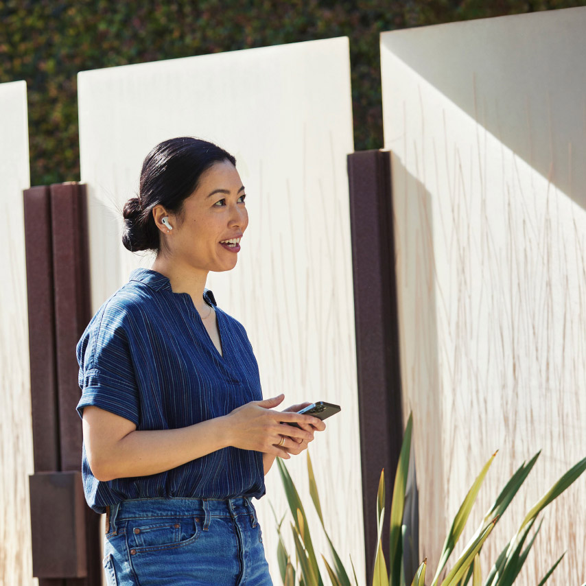 Personne qui communique en déplacement grâce à Webex